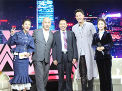 新望董事長羅永輝與著名歌星劉尊老師、汪正正老師、郭津彤老師、主持人雅琪在北京電視臺錄制節目現場親切合影